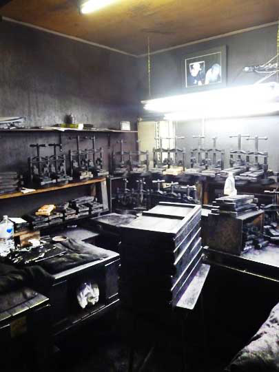 鈴鹿墨の工房　この黒光している部屋で墨は長年作られてきました。