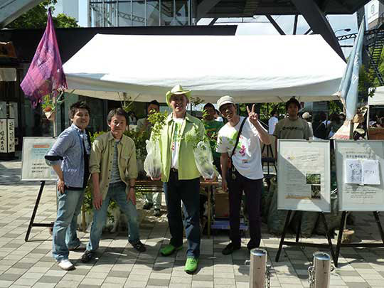 名古屋テレビ塔の前ではサテライトで名古屋フェアトレード同時開催の 名古屋グリーンウエーブ2011の苗木配布も行われていた