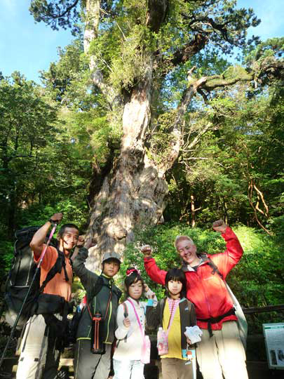 5時間の登山道を頑張って屋久島の縄文杉に会えた！ 自然の遺物に感謝。 観光客として世界遺産を次世代まで残すマナーも学びました。