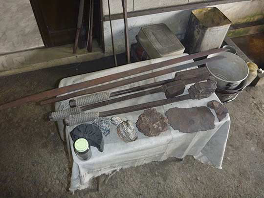 これが日本刀を作るための材料。 砂鉄から一本の刀になるまで物凄いプロセスを必要とする。